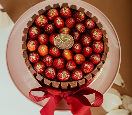 Torta KitKat de Brigadeiro com Morangos Dourados