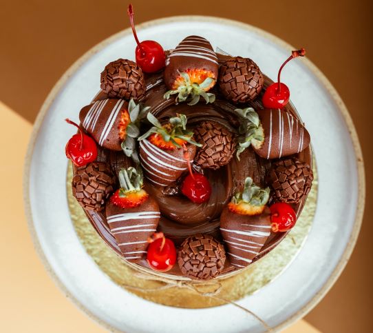 Naked Cake de Brigadeiro Branco com Morangos