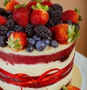 Naked Cake Red Velvet com Frutas Vermelhas
