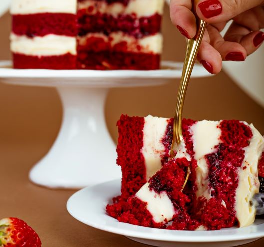 Naked Cake Red Velvet com Frutas Vermelhas