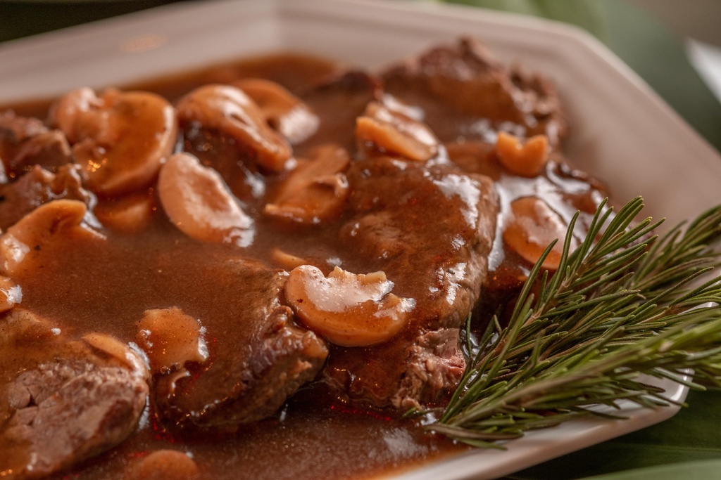 Escalope de Filé ao Molho Madeira e Champignons