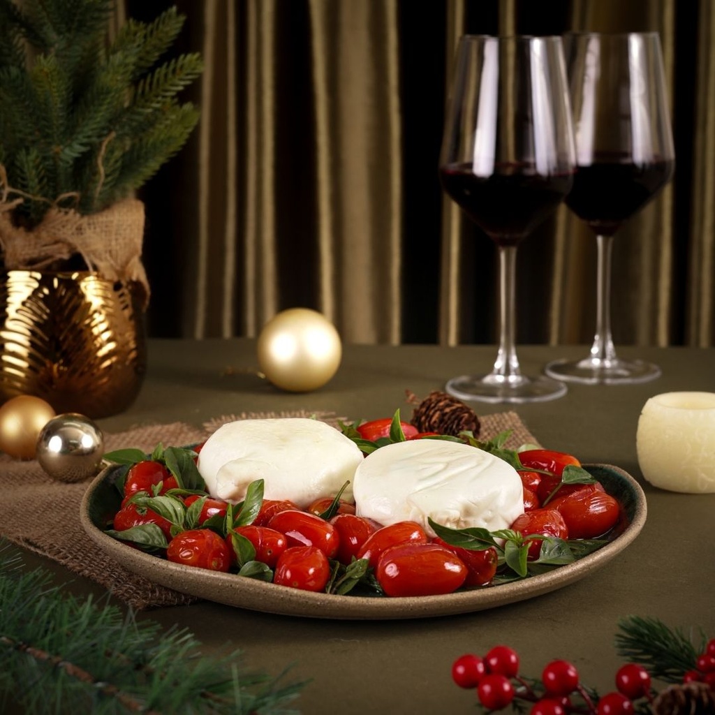 Duo de burrata com tomate confit e manjericão ao molho pesto