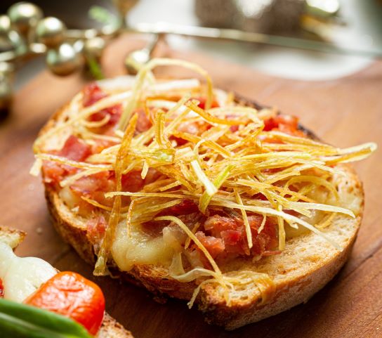 Bruschetta de Bacon com Crispy de Alho Poró