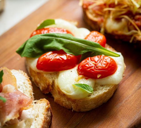 Bruschetta de Mussarela de Búfala, Tomate Confit e Rúcula