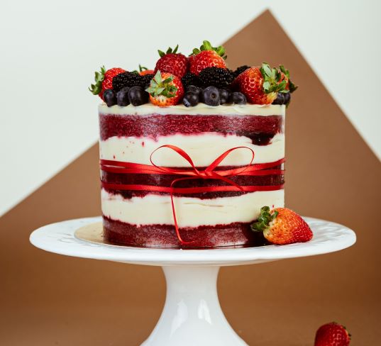 Naked Cake Red Velvet com Frutas Vermelhas