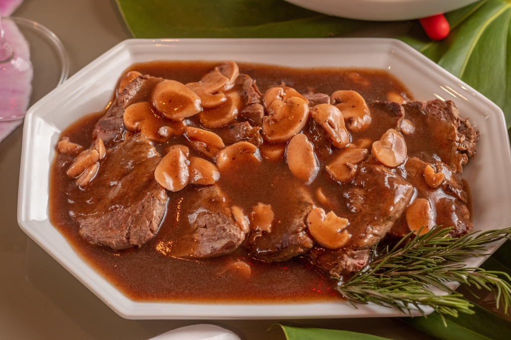 Escalope de Filé ao Molho Madeira e Champignons